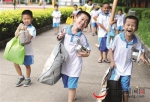 争取至2019年，争取50%随迁子女入读公校或享受学位补贴 本报资料图 郑志波 摄 - 新浪广东