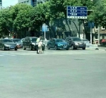 母亲节暖闻：天津交警搀扶老奶奶过马路，所有车辆停驶让行 - News.Timedg.Com