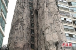 上海一居民楼被14层高假山包裹 被调侃为“山景房” - News.Timedg.Com