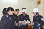 李汉生（右二）检查督导内务管理、值班备勤等工作 - Meizhou.Cn