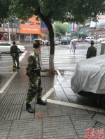 衡阳街头电缆漏电，民警与三武警雨中守两小时市民送伞 - News.Timedg.Com