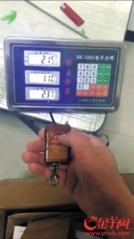 视频中商家演示如何遥控电子秤（视频截图） - 广东电视网