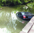 昨日，南海茶基新村江头村路，一辆黑色小车不慎冲进河涌。 - 新浪广东