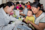 ②市妇女儿童医院医护人员为听障儿童采血，检测耳聋基因。　 - Meizhou.Cn