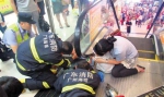 手扶电梯“咬”住两岁小朋友的手 消防员俯身跪地成功解救 - 广东大洋网