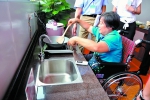 ​ 广州有间“天使餐厅”：点餐要用手写板交流一半员工是残疾人 - 广东大洋网