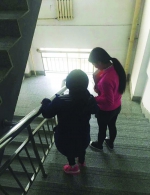 哈尔滨95后女大学生照顾脑瘫室友：我来当你的拐杖 - News.Timedg.Com