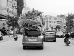 潮州一小型面包车“开挂”顶着几十张木椅上路 - Southcn.Com