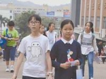 去年5月，参加东华初级中学“小升初”面谈的同学走进校园 资料图 - 新浪广东