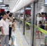 地铁2号线站台，市民排队等待地铁列车 本版图片均为东莞时报资料图 记者 陈栋 摄 - 新浪广东