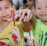 小朋友展示和家长一起制作的平安香囊。（连志城　摄） - Meizhou.Cn