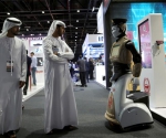 机器人警察在迪拜上岗：巡逻吸睛两不误 - Southcn.Com