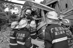 大货车撞电塔侧翻两人被困 消防巧用大型吊车开辟救生通道 - Southcn.Com