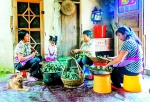 4. 一家老小团坐，齐齐包粽子，民俗在这里传承。 - Meizhou.Cn