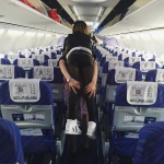 女乘客行动不便，空姐背她下飞机获网友点赞 - News.Timedg.Com