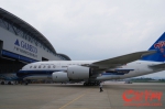 6月1日下午，中国首架A380结束称重，在牵引车的牵引下缓缓驶出维修机库。这标志着其完成了自己的首次“六年检”，即将重新投入运营。  羊城晚报记者 唐珩 摄 - News.Ycwb.Com