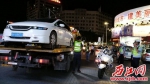 执法人员将违停车辆拖走。西江日报记者杨丽娟摄 - Southcn.Com