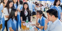 招聘会现场，招聘单位正对求职的学生进行面试。（连志城　摄） - Meizhou.Cn
