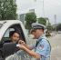 相关部门上路执法，查处违反禁令行驶的黄标车。（罗诚浩　摄） - Meizhou.Cn