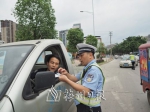 相关部门上路执法，查处违反禁令行驶的黄标车。（罗诚浩　摄） - Meizhou.Cn