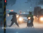 台湾气象部门指出，2日除西南气流仍持续影响外，滞留锋面凌晨来到台湾上空，全台都有阵雨或雷雨。上午台北开始下起大雨，市区笼罩在雾蒙一片。 “中央社”记者裴禛摄　 - News.21cn.Com