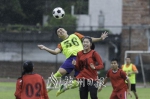 足球专业学生在实战比赛中奋力拼搏吸引用人单位的关注。（林翔　摄） - Meizhou.Cn