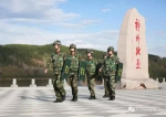 北极边防派出所官兵在村里巡逻。刘松摄 - News.21cn.Com