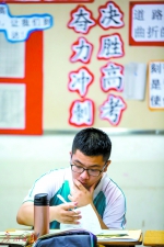 高考前最后一节课：老师们叮嘱无数次注意事项 学生笑着哭了 - 广东大洋网