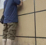 杭州现奇葩窗口:1米7男性勉强露头 办事得爬凳子 - News.Ycwb.Com