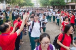 梅州中学考点，老师为进入考场的考生们加油鼓劲。（连志城　摄） - Meizhou.Cn