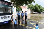 东山中学考点的移动警务车为考生和家长服务。 - Meizhou.Cn