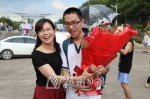 在东山中学考点外，家长带着鲜花迎接考生。（图片均为林翔　摄） - Meizhou.Cn