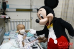 图为 米老鼠探访在广州市妇儿医疗中心住院治疗的孩子们，并送上礼物与他们合影留念。 记者 周巍 摄 - News.Ycwb.Com