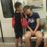 小暖男!男孩地铁里用手为妈妈垫着睡觉 - News.Ycwb.Com