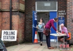 图为2016年6月23日，选民在伦敦的一个投票站参加“脱欧”公投投票。 - News.Ycwb.Com