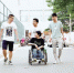 12个宿舍男生4年接力为同窗撑起“轮椅上的大学” - Southcn.Com
