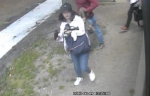 警方公布的监控录像显示，章莹颖头戴深色棒球帽，身穿浅色上衣和牛仔裤。 - News.21cn.Com