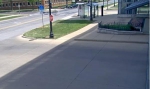 警方公布的监控录像显示，有一辆黑色轿车靠近章莹颖停下来。(视频截图) - News.21cn.Com