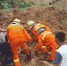 当地群众和消防人员徒手扒泥救人。（消防供图） - Meizhou.Cn