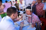 梅州爱尔眼科工作人员为市民检查眼睛 - Meizhou.Cn