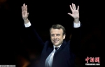 巴黎时间5月7日晚，法国总统选举第二轮投票初步计票结果显示，中间派独立候选人、“前进”运动领导人埃马纽埃尔·马克龙以大幅优势击败极右翼政党“国民阵线”候选人马丽娜·勒庞。年仅39岁的马克龙由此成为法国史上最年轻的总统，也成为世界上最年轻的大国领导人。 - News.Ycwb.Com