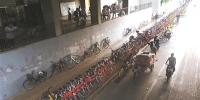 北京一地铁站外现400多米共享单车“长龙” - News.Ycwb.Com