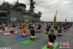 印度海军在航母甲板上练瑜伽 庆祝世界瑜伽日 - News.Ycwb.Com