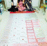 三名女大学生毕业照走红朋友圈 奖状铺满地板 - Southcn.Com