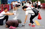 男子举牌揭示职业乞丐 年轻女子看牌后仍然给钱 - 广东电视网