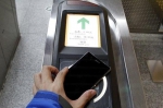 北京地铁推出“手机一卡通” 今起试点刷手机出行 - 广东电视网