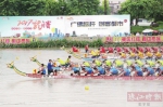 龙舟队员们奋力划桨，竞逐“龙王”宝座。珠江时报记者/方智恒摄 - 新浪广东