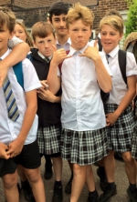 英国一中学不准穿短裤 50名男生改穿女裙上学 - 广东电视网