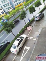 此前，停车位被人用雪糕筒等物品私占。 - 新浪广东