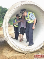 民警带老人到大型排水管预制件躲雨。（通讯员供图） - 新浪广东